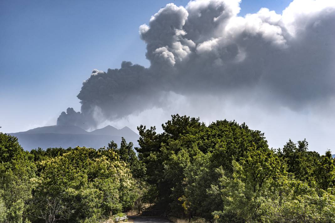 Etna Yanardağı kül ve lav püskürtmeye devam ediyor 3