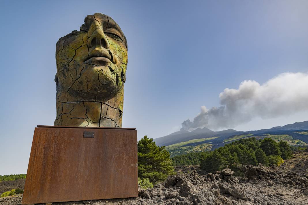 Etna Yanardağı kül ve lav püskürtmeye devam ediyor 4