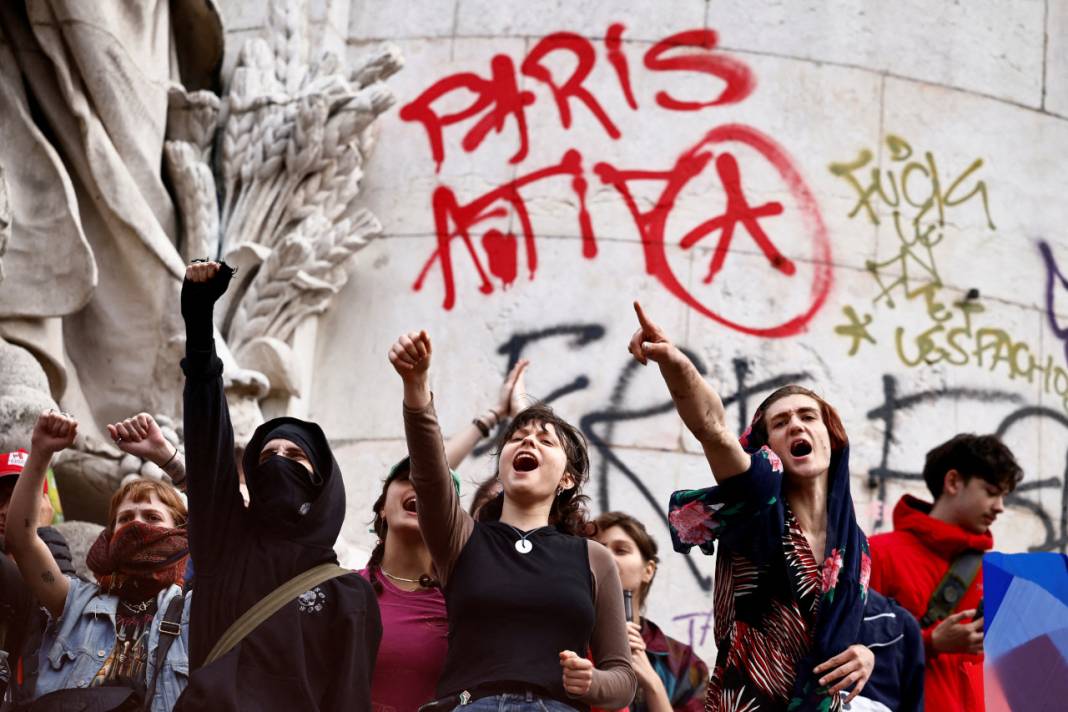 Paris'te binlerce kişi aşırı sağa karşı sokağa indi: 'Fransa bayrağı faşistlere ait değildir' 2