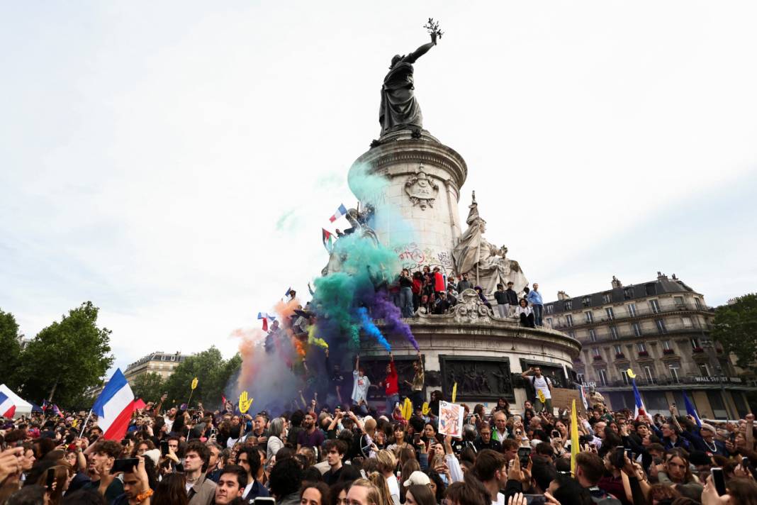 Paris'te binlerce kişi aşırı sağa karşı sokağa indi: 'Fransa bayrağı faşistlere ait değildir' 5