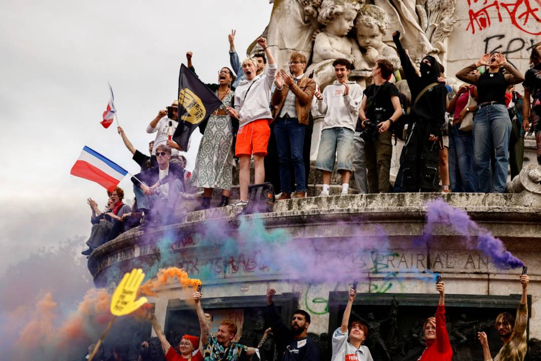 Paris'te binlerce kişi aşırı sağa karşı sokağa indi: 'Fransa bayrağı faşistlere ait değildir' 1