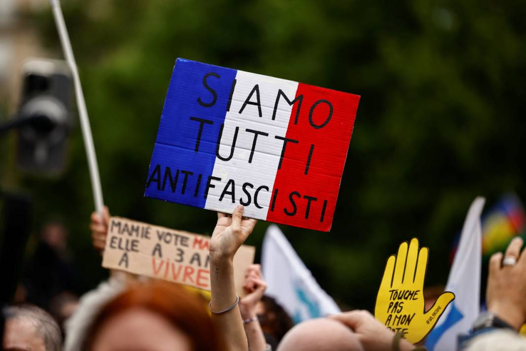 Paris'te binlerce kişi aşırı sağa karşı sokağa indi: 'Fransa bayrağı faşistlere ait değildir' 8