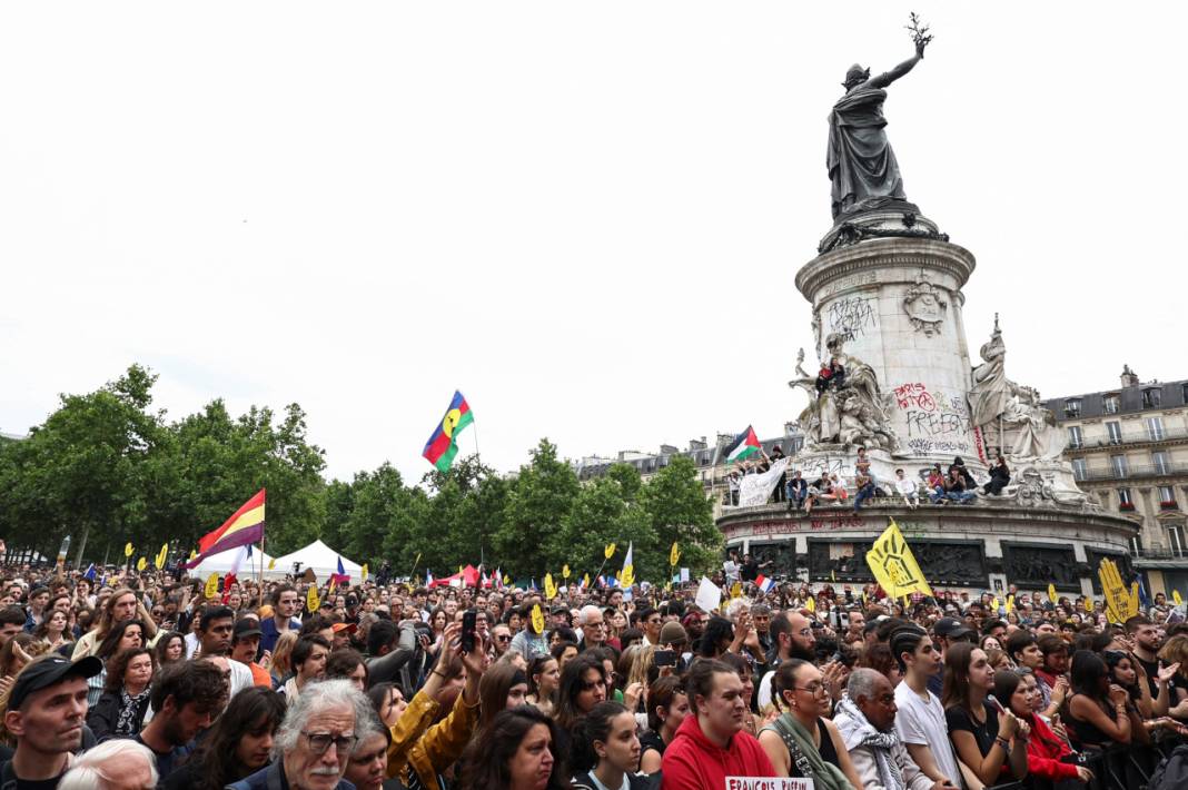 Paris'te binlerce kişi aşırı sağa karşı sokağa indi: 'Fransa bayrağı faşistlere ait değildir' 4
