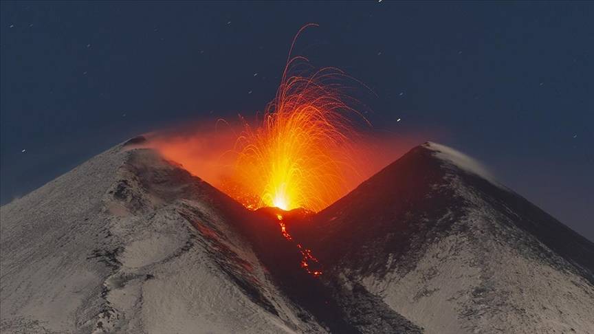 Etna Yanardağı kül ve lav püskürtmeye devam ediyor 5