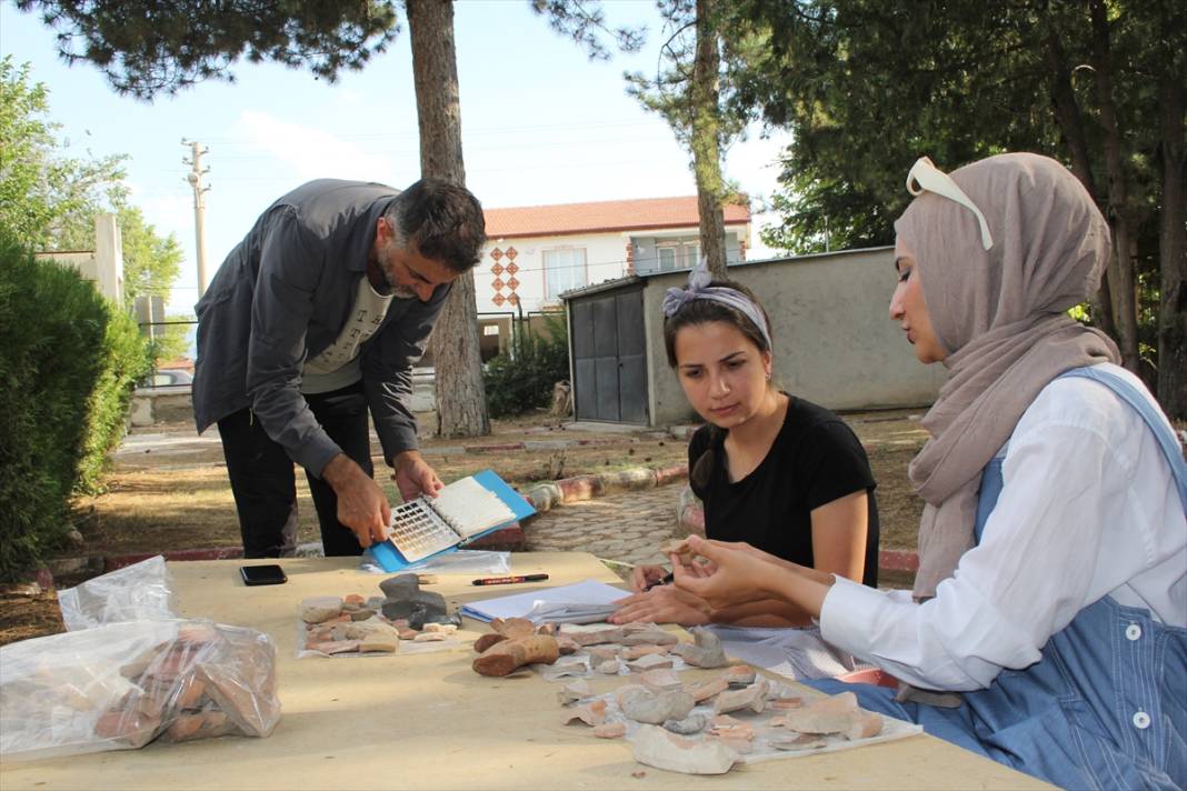 Kayıp şehir Puruşhanda'nın izinde: Afyon'daki kazılara Japon arkeologlar katıldı 23