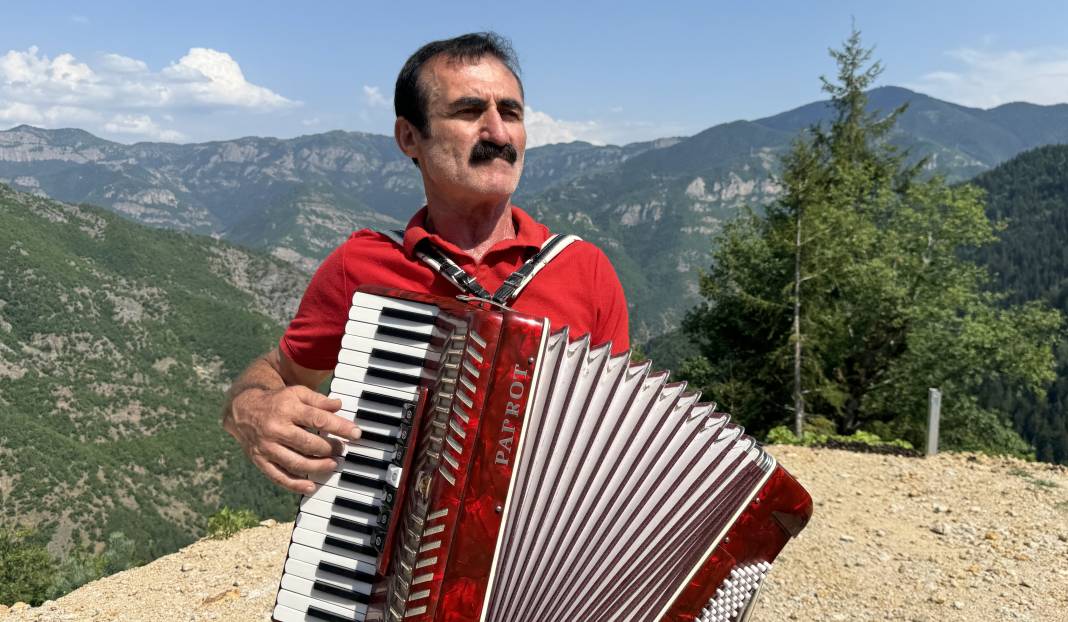 'Akordiyoncu Mehmet' 44 yıldır Türkçe ve Gürcüce şarkılarıyla düğünlerin vazgeçilmezi 2