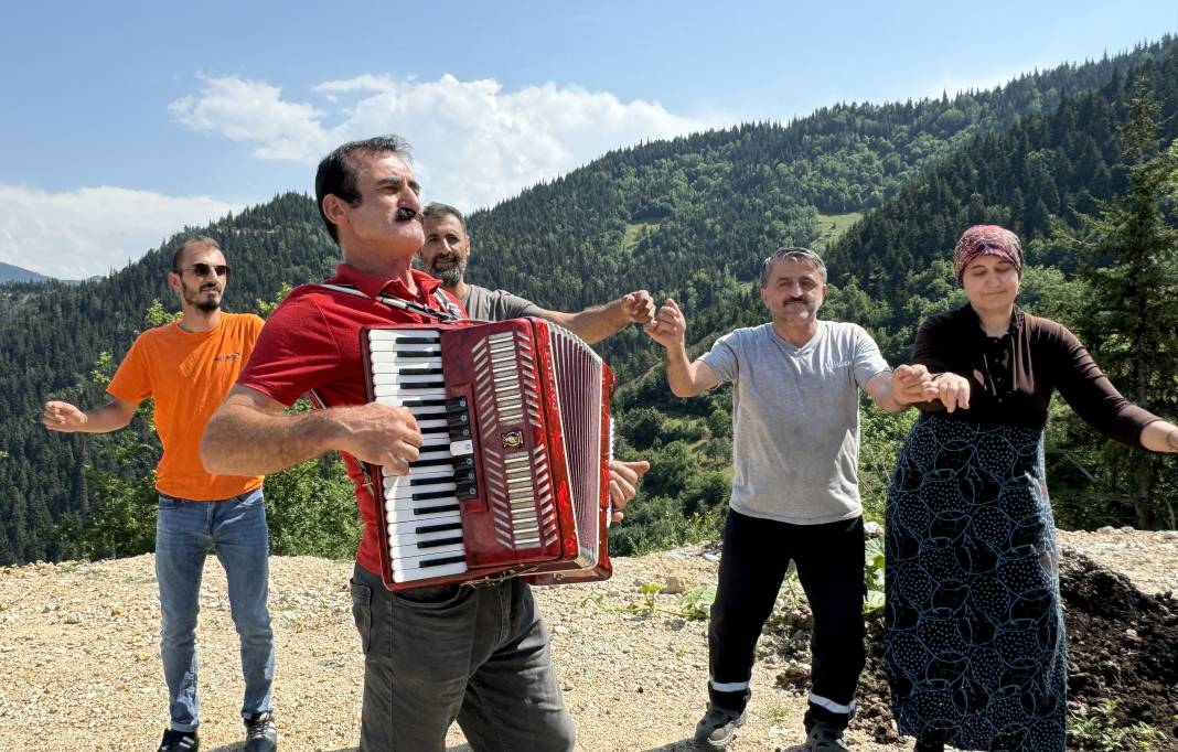 'Akordiyoncu Mehmet' 44 yıldır Türkçe ve Gürcüce şarkılarıyla düğünlerin vazgeçilmezi 4