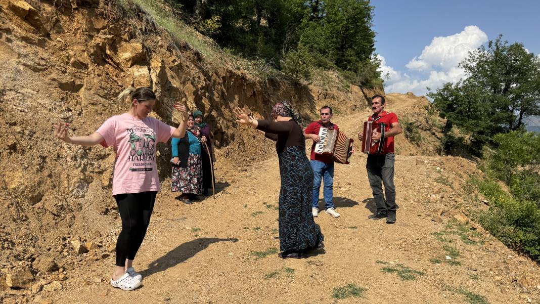 'Akordiyoncu Mehmet' 44 yıldır Türkçe ve Gürcüce şarkılarıyla düğünlerin vazgeçilmezi 1