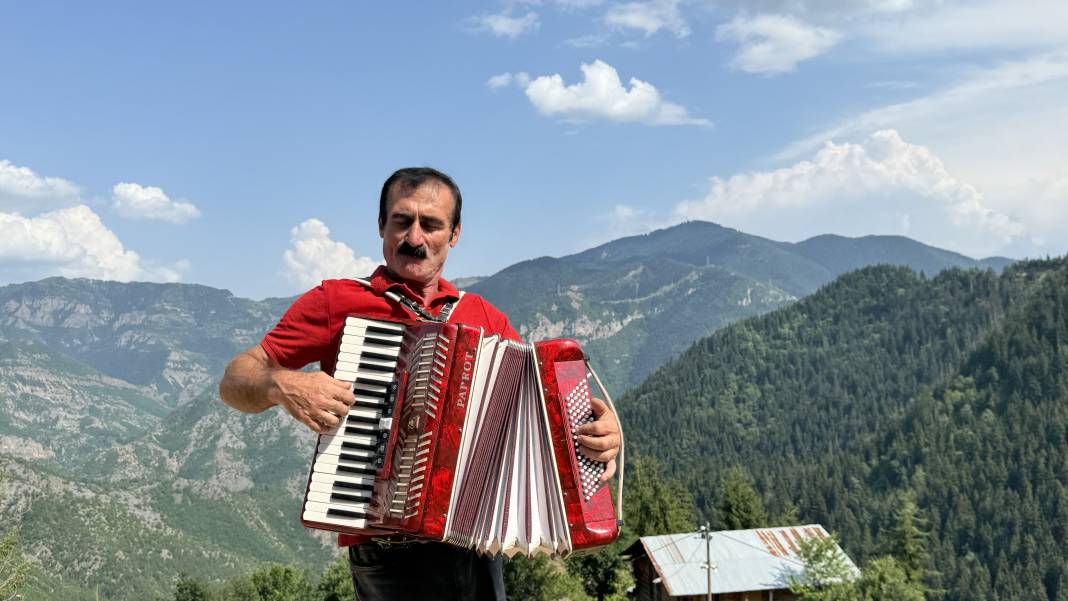 'Akordiyoncu Mehmet' 44 yıldır Türkçe ve Gürcüce şarkılarıyla düğünlerin vazgeçilmezi 6