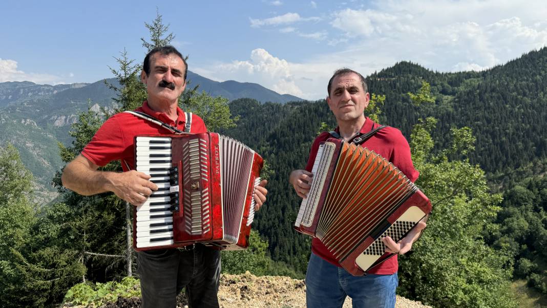 'Akordiyoncu Mehmet' 44 yıldır Türkçe ve Gürcüce şarkılarıyla düğünlerin vazgeçilmezi 9