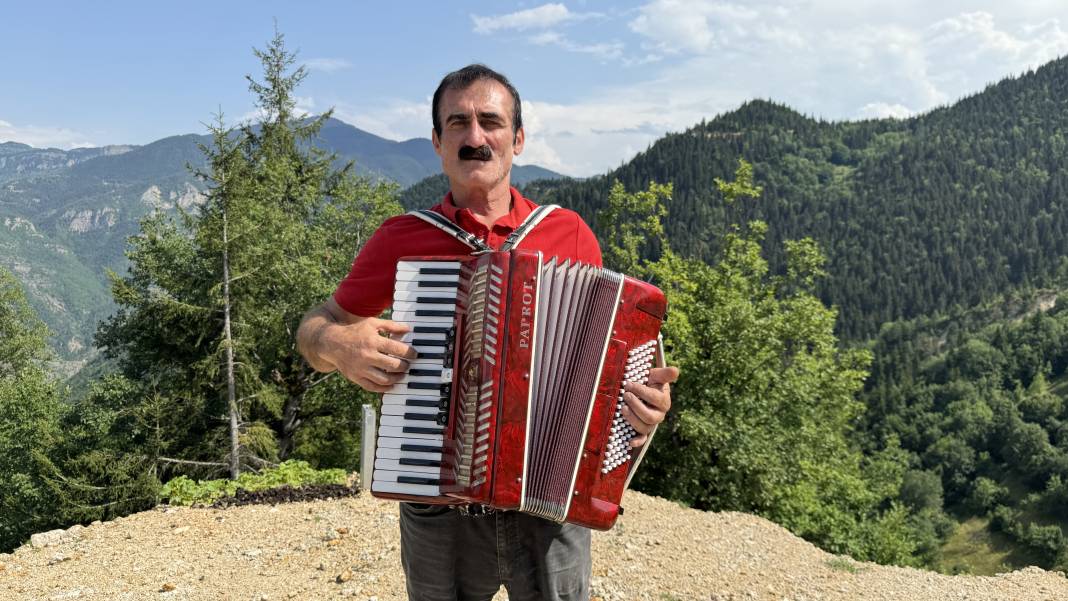 'Akordiyoncu Mehmet' 44 yıldır Türkçe ve Gürcüce şarkılarıyla düğünlerin vazgeçilmezi 10