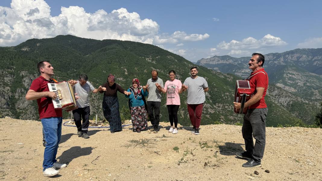 'Akordiyoncu Mehmet' 44 yıldır Türkçe ve Gürcüce şarkılarıyla düğünlerin vazgeçilmezi 7