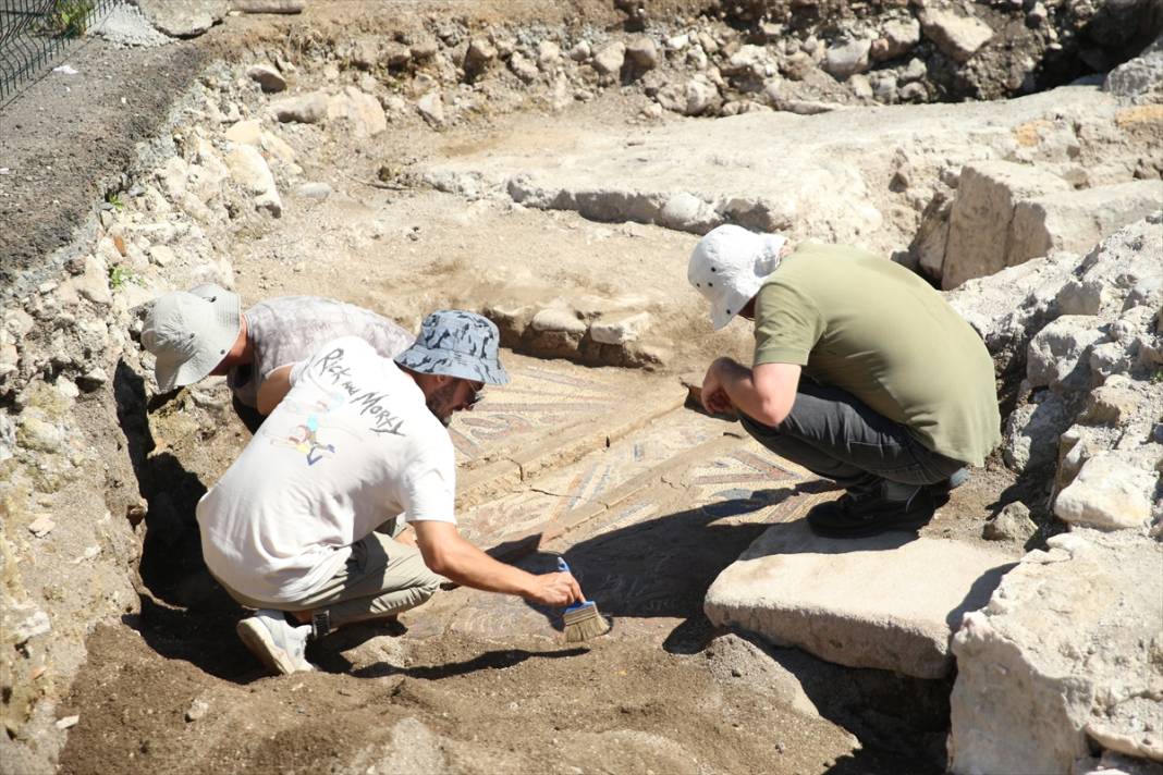 Ordu Fatsa'da, tarihi iki manastırda yapılan kazılarda in- situ mozaiğine ulaşıldı 11