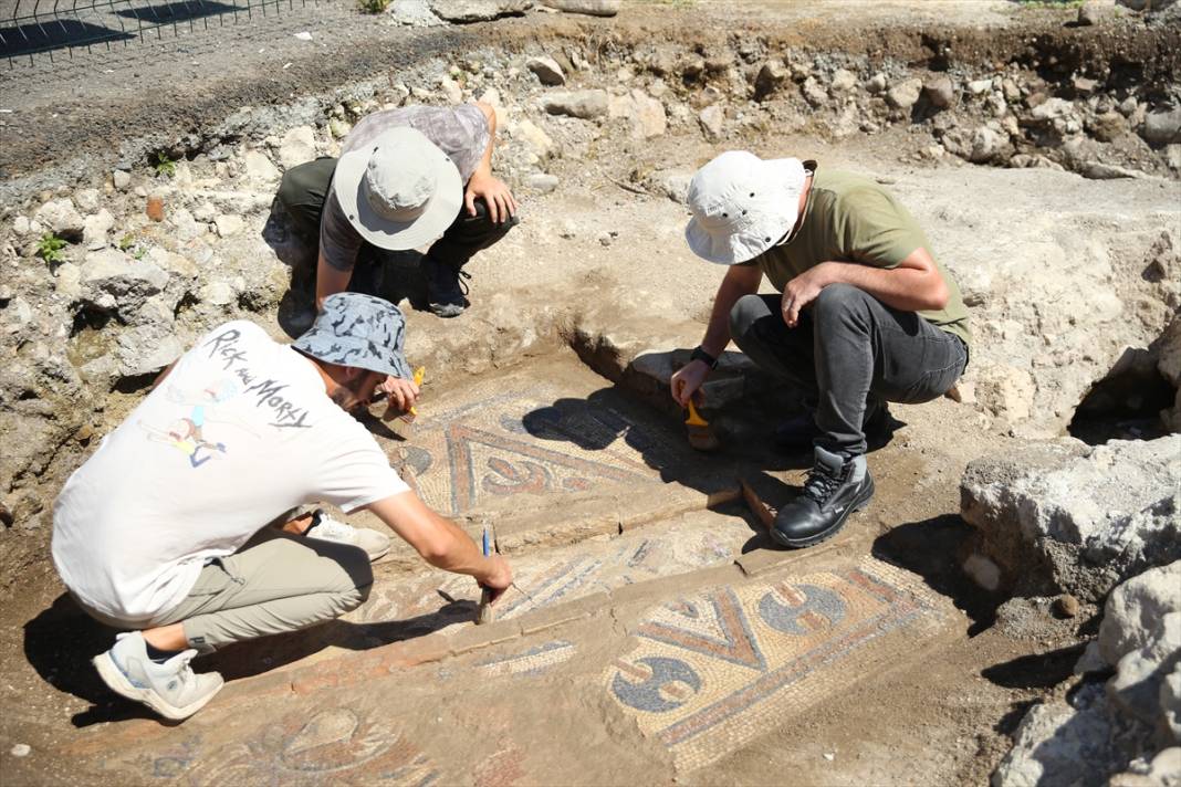 Ordu Fatsa'da, tarihi iki manastırda yapılan kazılarda in- situ mozaiğine ulaşıldı 10