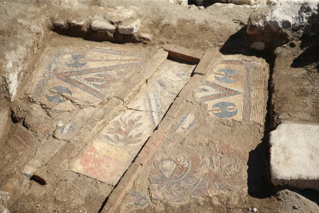 Ordu Fatsa'da, tarihi iki manastırda yapılan kazılarda in- situ mozaiğine ulaşıldı 8