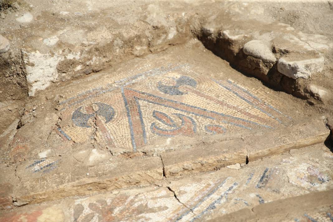 Ordu Fatsa'da, tarihi iki manastırda yapılan kazılarda in- situ mozaiğine ulaşıldı 6