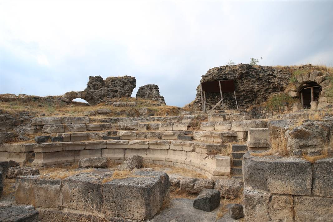 Epiphaneia Antik Kenti'ndeki Roma dönemi meclis binası restore ediliyor 15