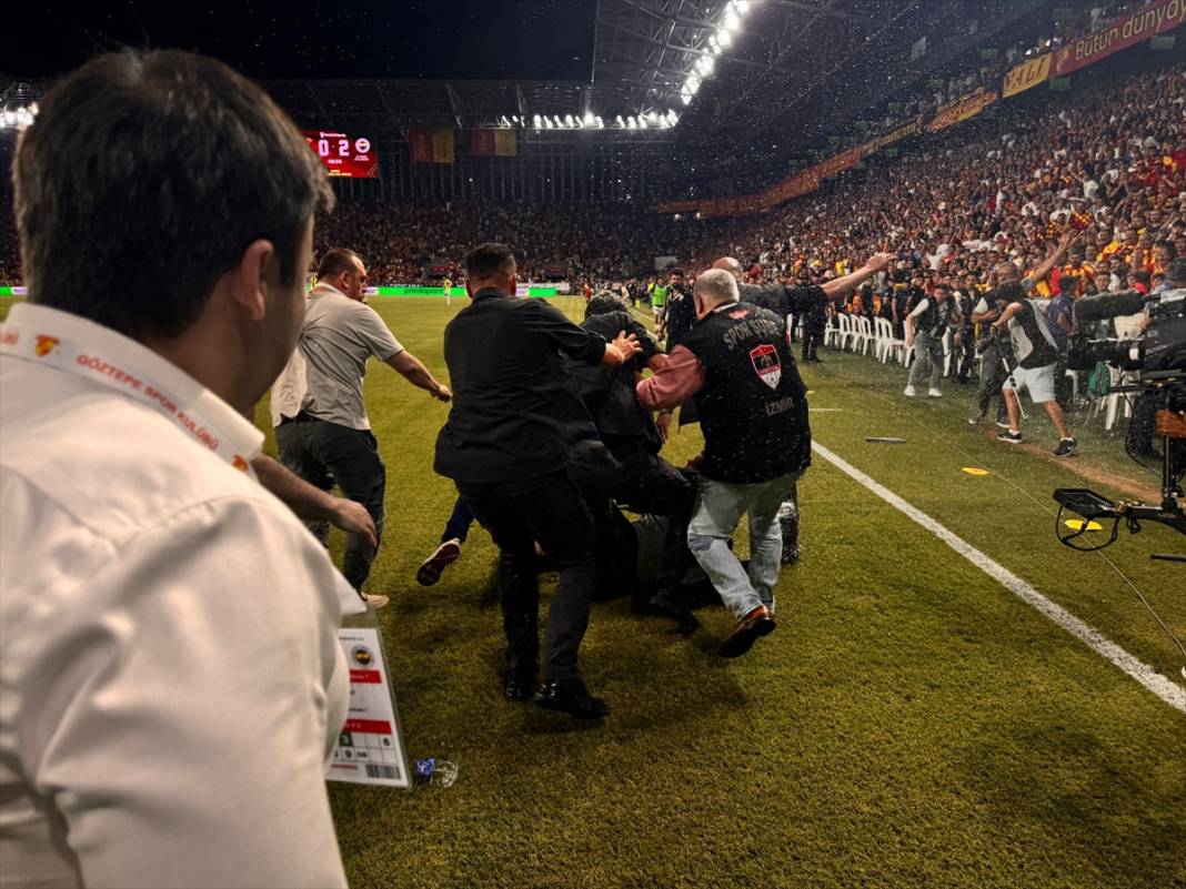 Ali Koç'a Göztepe maçında saldırı: Su şişesi atıldı, ittirildi, yere düştü 6