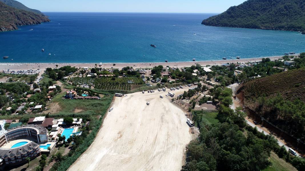 Adrasan'daki gölün adım adım otoparka dönüşmesi, uydu fotoğrafında 1