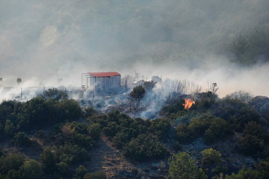 İzmir'deki orman yangınında fotoğraflarla son durum: 16 ev yandı, 3 mahalle boşaltıldı, yüzlerce kişi tahliye edildi 4