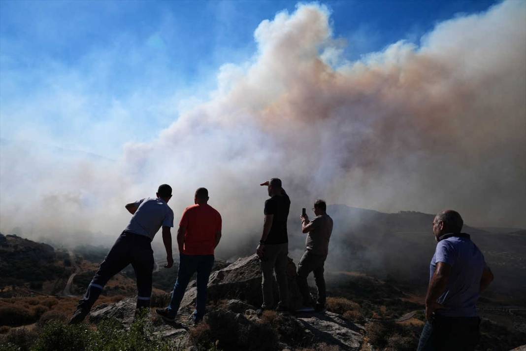 İzmir'deki orman yangınında fotoğraflarla son durum: 16 ev yandı, 3 mahalle boşaltıldı, yüzlerce kişi tahliye edildi 2