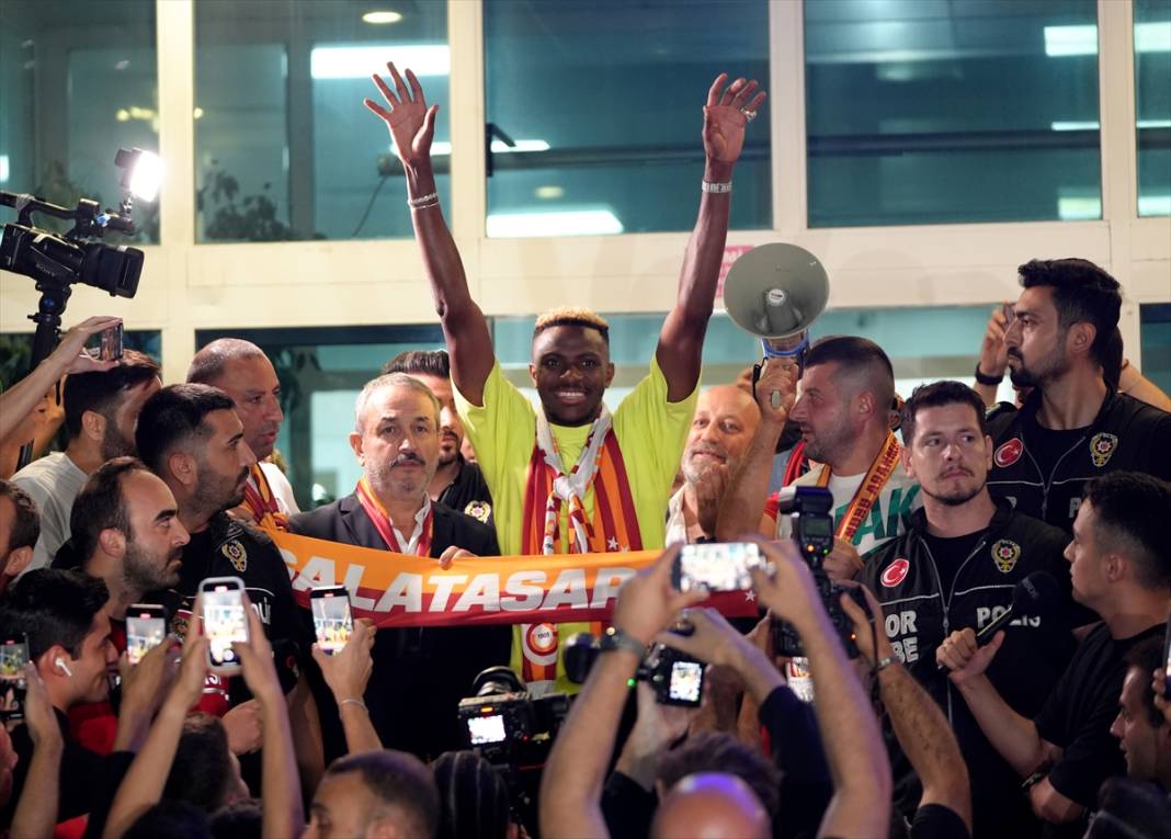 Victor Osimhen İstanbul'a geldi, ilk üçlüsünü çektirdi 7