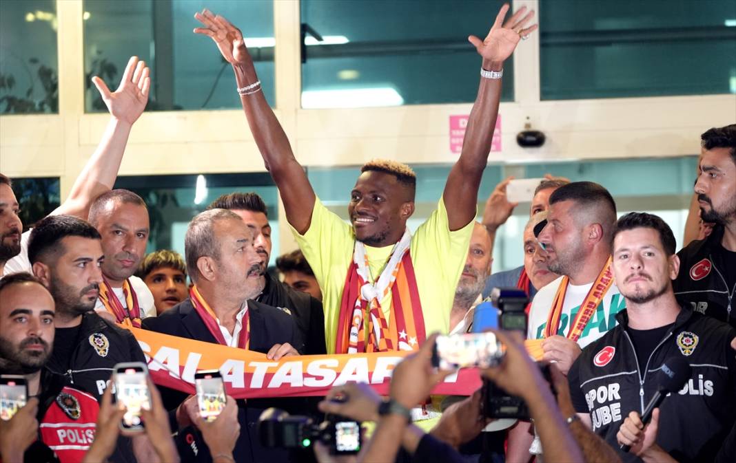 Victor Osimhen İstanbul'a geldi, ilk üçlüsünü çektirdi 16