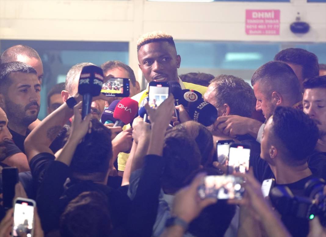 Victor Osimhen İstanbul'a geldi, ilk üçlüsünü çektirdi 3