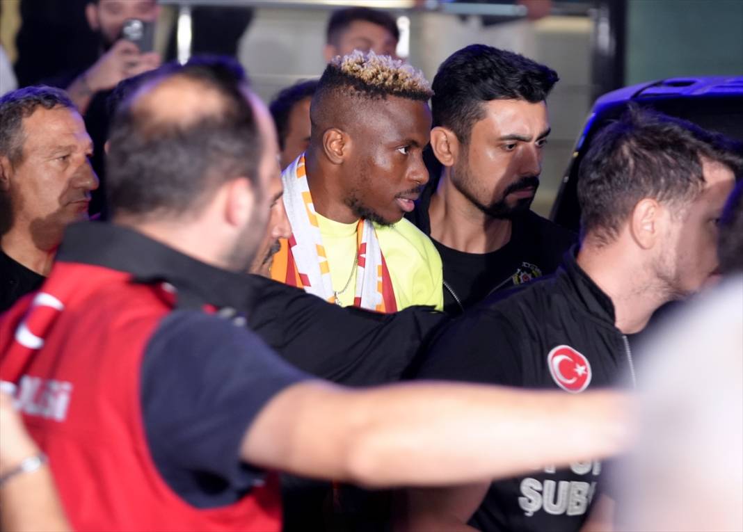 Victor Osimhen İstanbul'a geldi, ilk üçlüsünü çektirdi 4