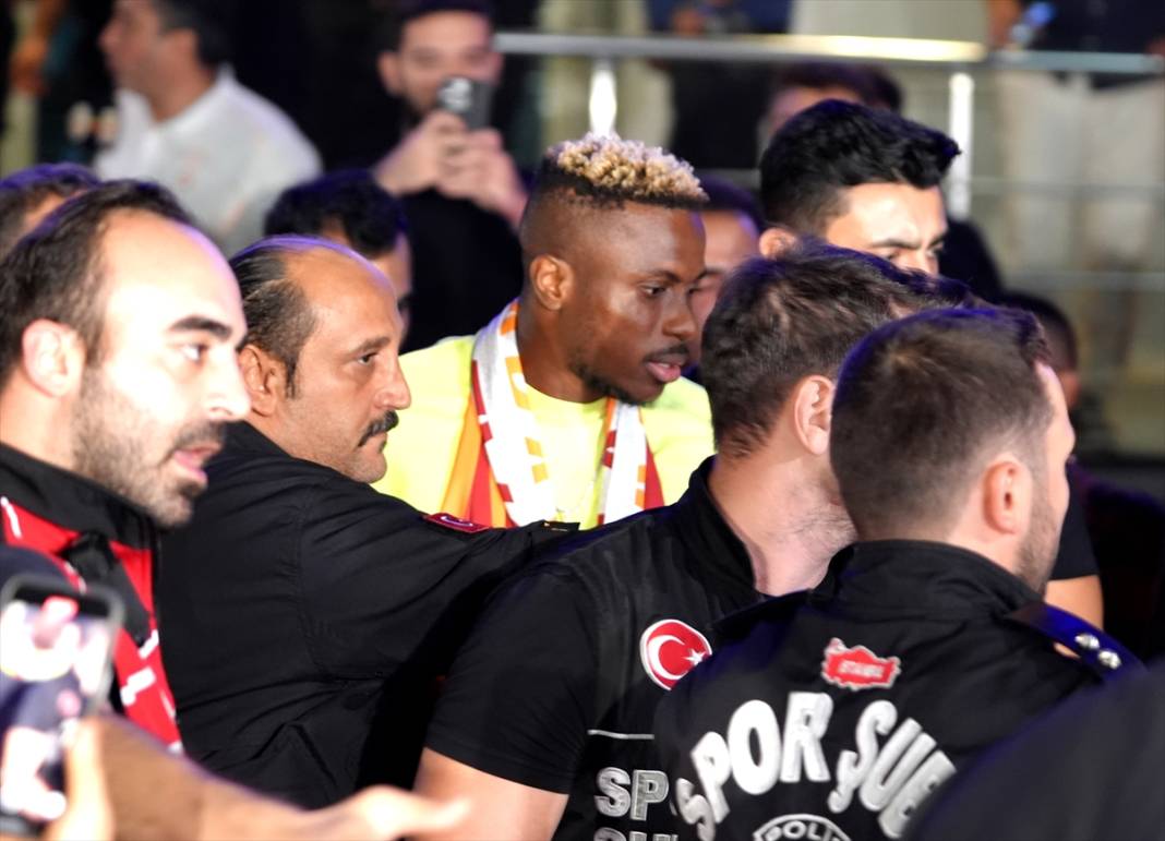 Victor Osimhen İstanbul'a geldi, ilk üçlüsünü çektirdi 2