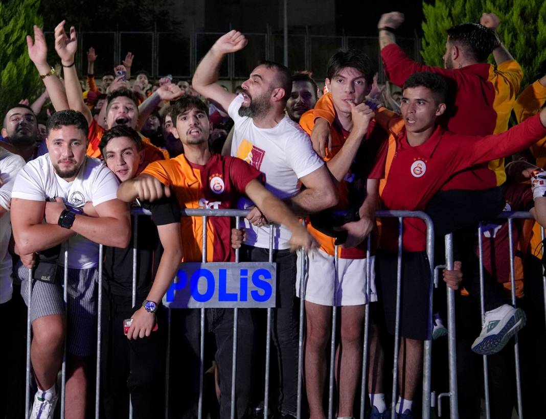 Victor Osimhen İstanbul'a geldi, ilk üçlüsünü çektirdi 8