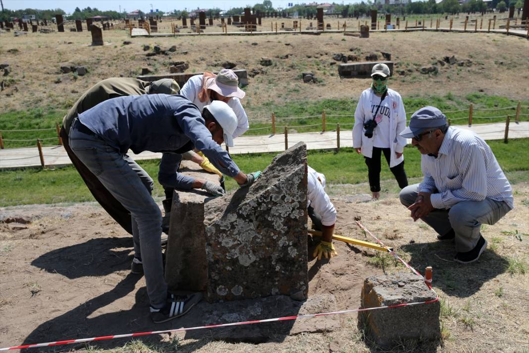 Selçuklu Meydan Mezarlığı'nda tahrip olan 80 mezar taşı restore edildi 17