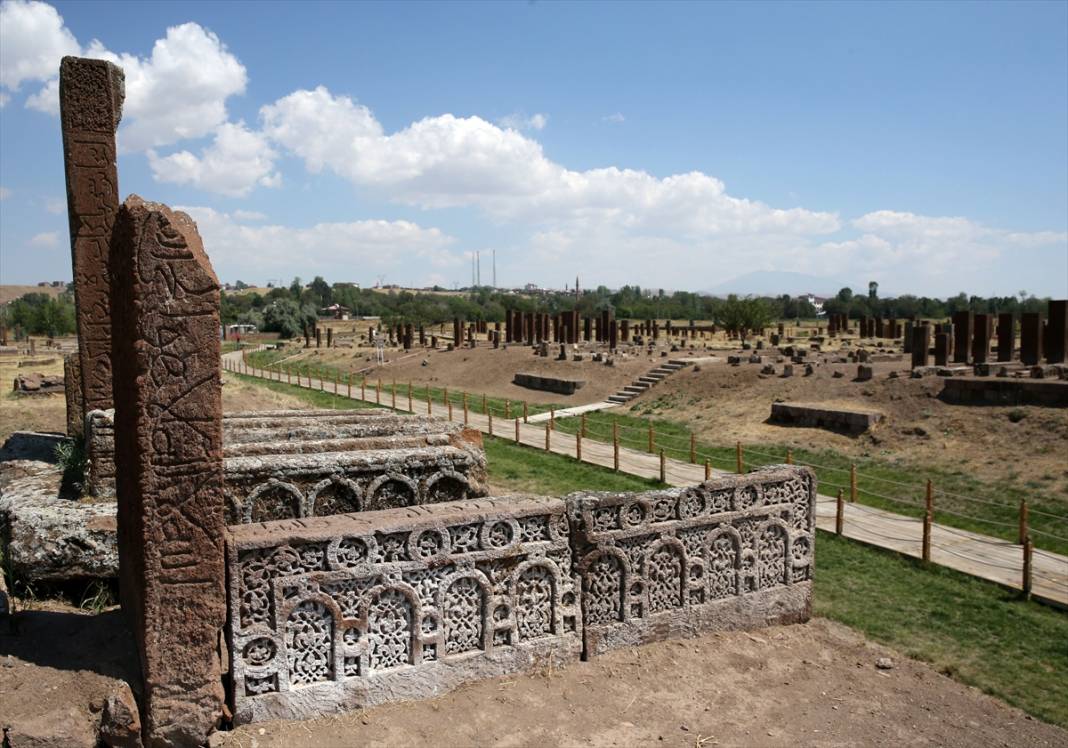 Selçuklu Meydan Mezarlığı'nda tahrip olan 80 mezar taşı restore edildi 10