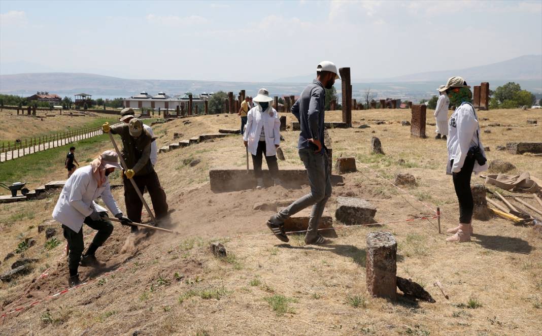 Selçuklu Meydan Mezarlığı'nda tahrip olan 80 mezar taşı restore edildi 3