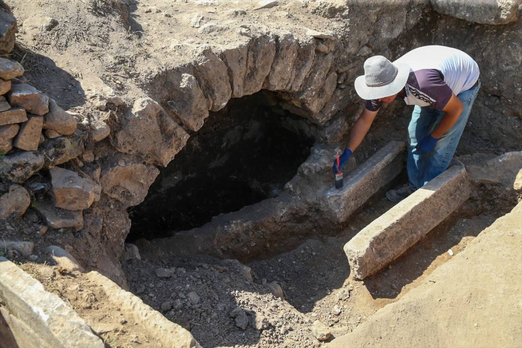 Sebaste Antik Kenti'nde Orta Bizans Dönemi'ne ait 9 mezar bulundu 10