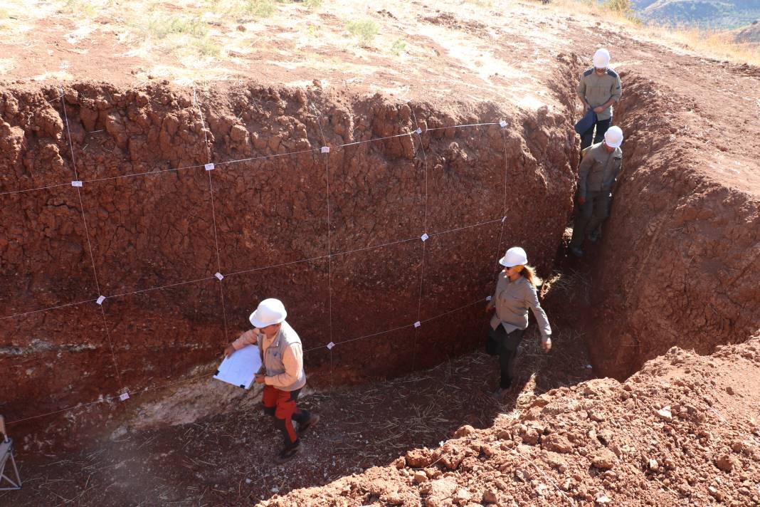 İki hendek açıldı, Hatay'da Ölü Deniz Fay Zonu inceleniyor: '7 üzerinde deprem üretebilir' 5