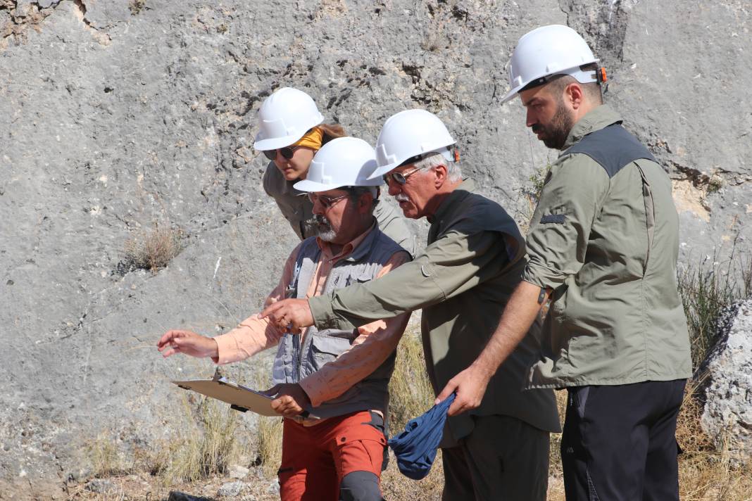 İki hendek açıldı, Hatay'da Ölü Deniz Fay Zonu inceleniyor: '7 üzerinde deprem üretebilir' 7