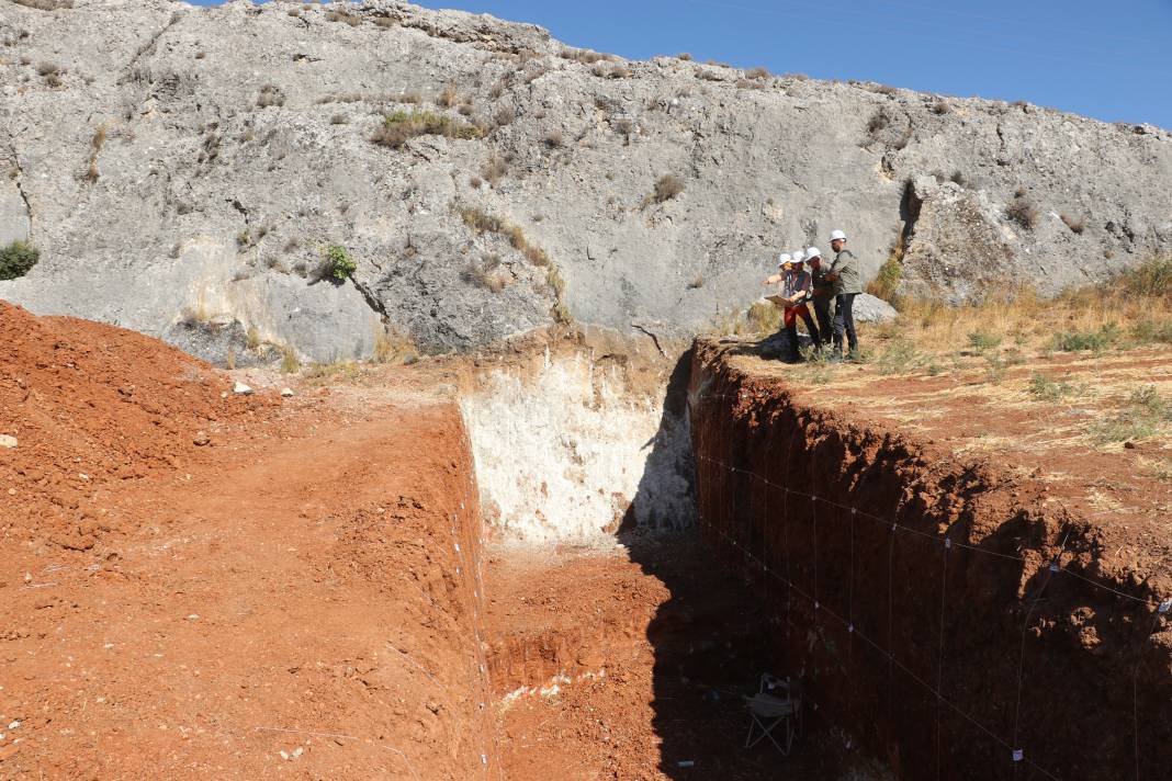 İki hendek açıldı, Hatay'da Ölü Deniz Fay Zonu inceleniyor: '7 üzerinde deprem üretebilir' 2