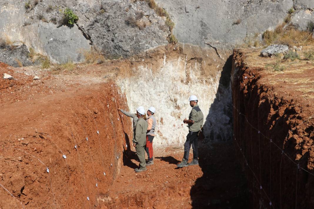 İki hendek açıldı, Hatay'da Ölü Deniz Fay Zonu inceleniyor: '7 üzerinde deprem üretebilir' 4