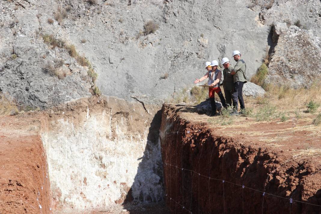 İki hendek açıldı, Hatay'da Ölü Deniz Fay Zonu inceleniyor: '7 üzerinde deprem üretebilir' 1