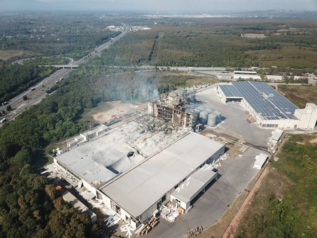 Hendek'te patlama meydana gelen fabrikanın son hali: Silolarından duman çıkmaya devam ediyor 4