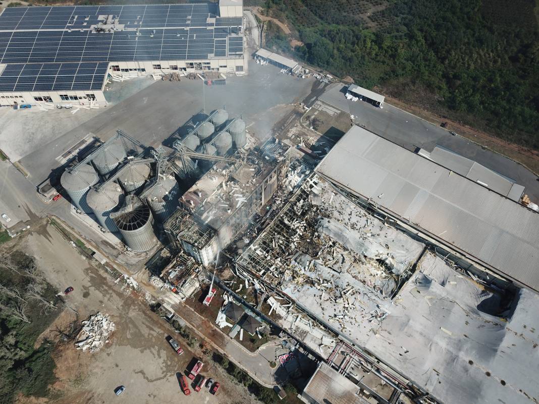 Hendek'te patlama meydana gelen fabrikanın son hali: Silolarından duman çıkmaya devam ediyor 7