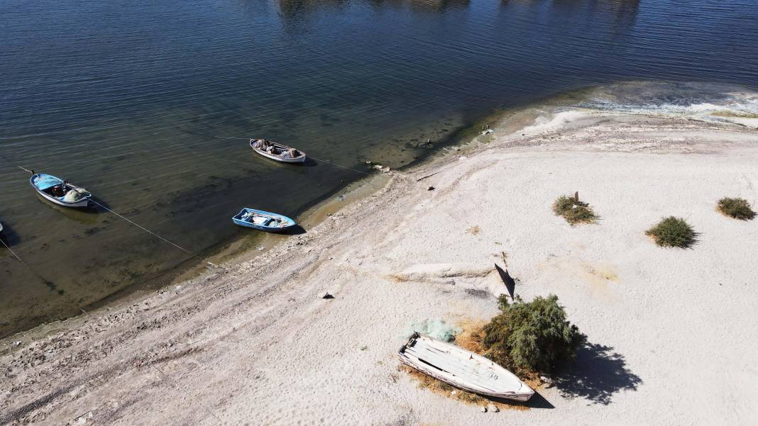 Ege Bölgesi'nin en büyük doğal gölü Bafa kuruyor: Sular 30 metre çekildi 10