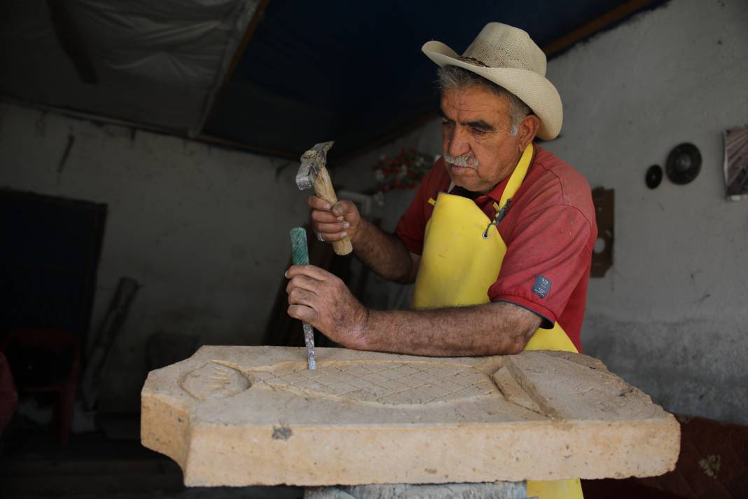 Ahlat taşından yaptığı minyatürlerle bahçesini müzeye dönüştürdü 3