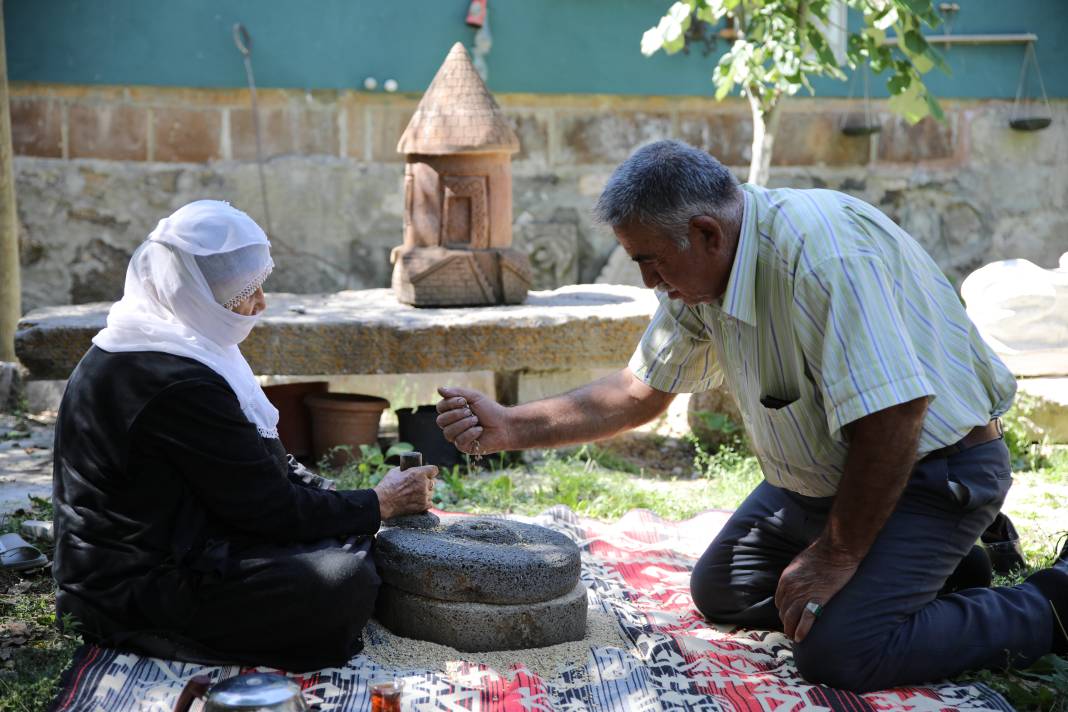 Ahlat taşından yaptığı minyatürlerle bahçesini müzeye dönüştürdü 7