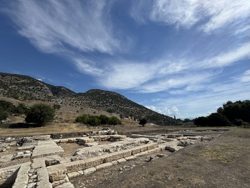 Limyra Antik Kenti'nin içinden akan su, ziyaretçileri cezbediyor 2