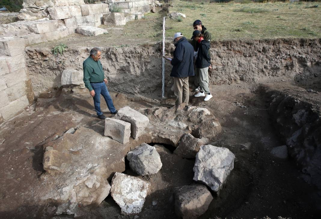 Eski Ahlat Şehri Kalesi'ndeki kazılarda su sarnıcı ortaya çıkarıldı 13