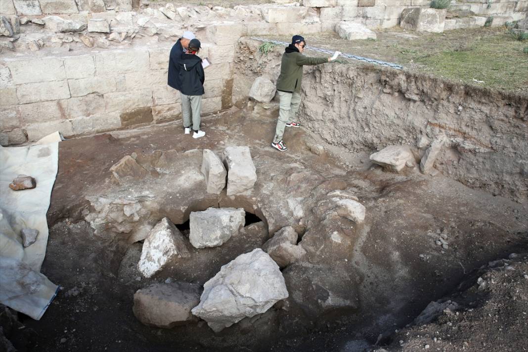 Eski Ahlat Şehri Kalesi'ndeki kazılarda su sarnıcı ortaya çıkarıldı 11