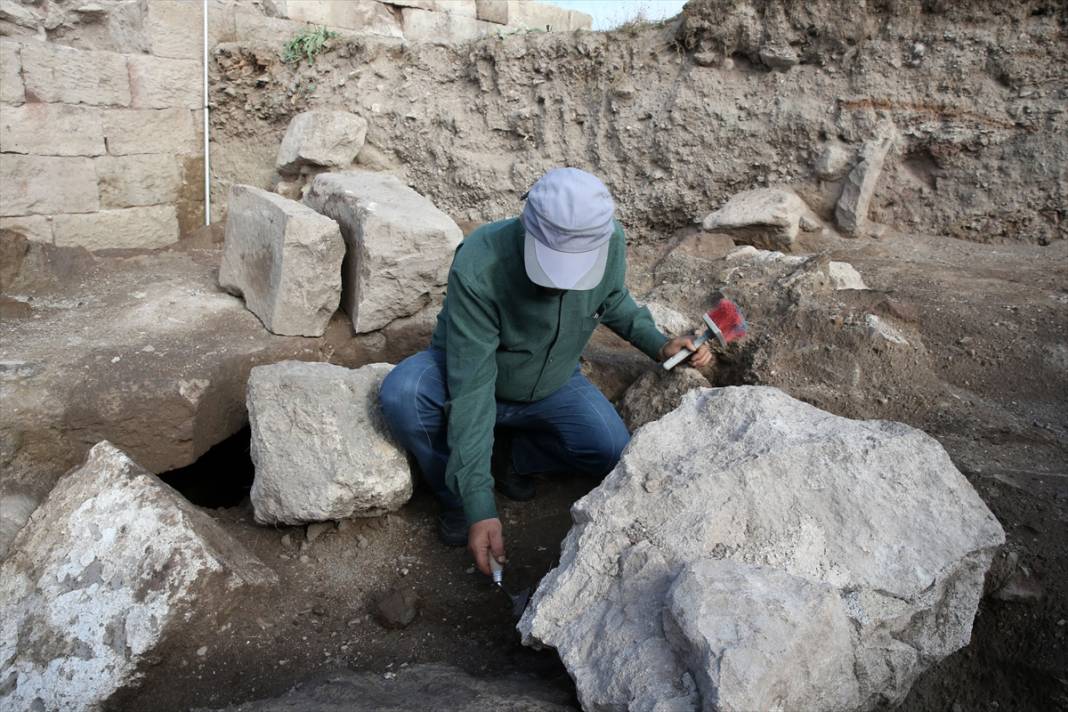 Eski Ahlat Şehri Kalesi'ndeki kazılarda su sarnıcı ortaya çıkarıldı 10