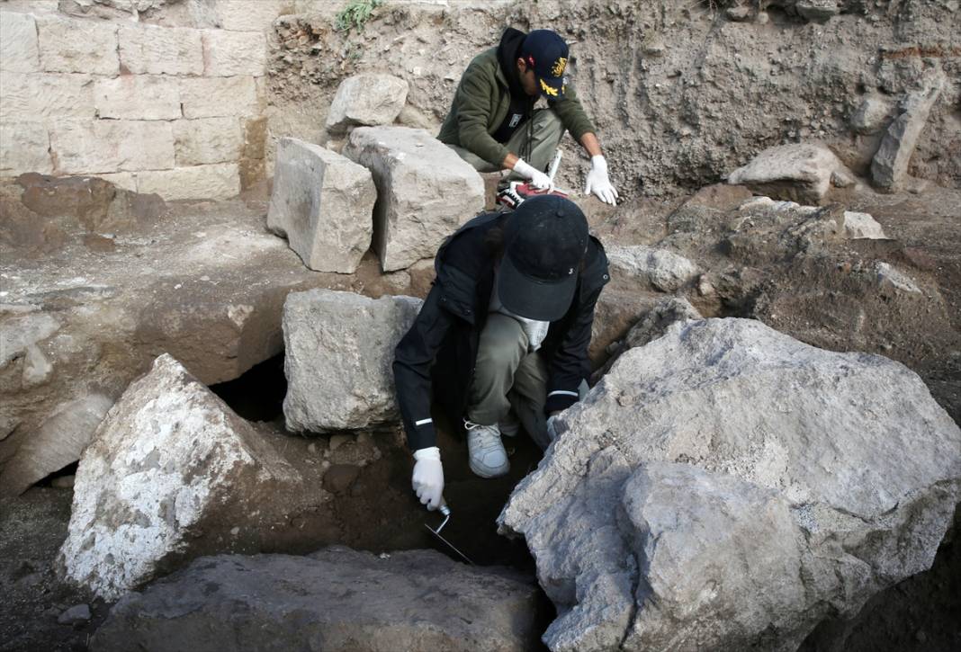 Eski Ahlat Şehri Kalesi'ndeki kazılarda su sarnıcı ortaya çıkarıldı 8